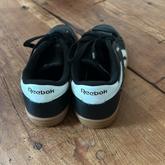 Classic leather Reebok Kids size 3.5 black and gumball bottoms excellent - Picture 3 of 7